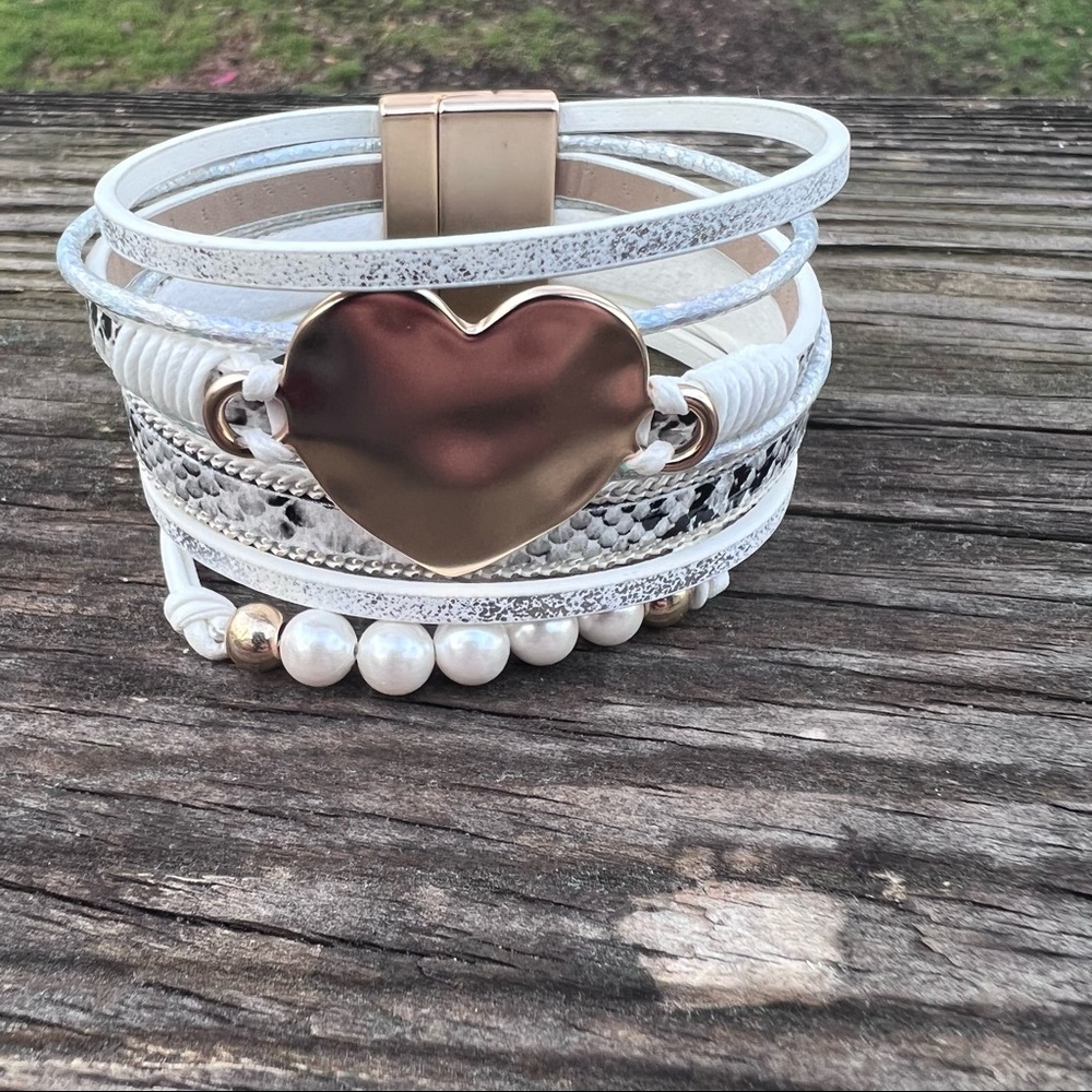 Leather bohemian bracelet with magnetic closure white animal print heart - Picture 3 of 7